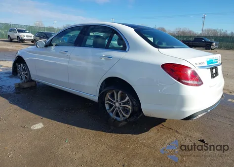 2015 Mercedes-Benz C 300 4Matic z USA, uszkodzony, nr VIN 55SWF4KBXFU062495